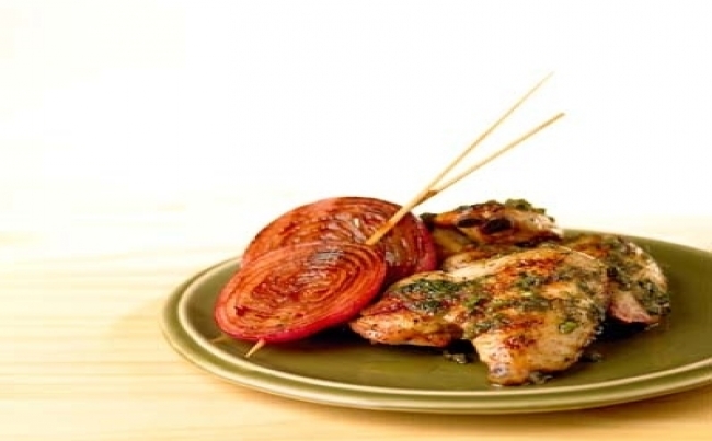 Alitas de pollo al limón y culantro con cebollas en salsa de algarrobina y mostaza